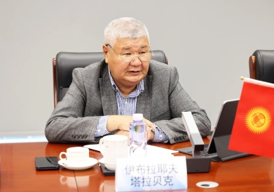 張焰與吉爾吉斯斯坦能源部長伊布拉耶夫會談-3 張焰與吉爾吉斯斯坦能源部長伊布拉耶夫會談-3
